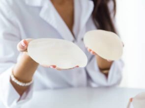 Quelle alternative aux implants mammaires pour augmenter sa poitrine ? | Dr Duly & Dr Robiolle | Toulouse